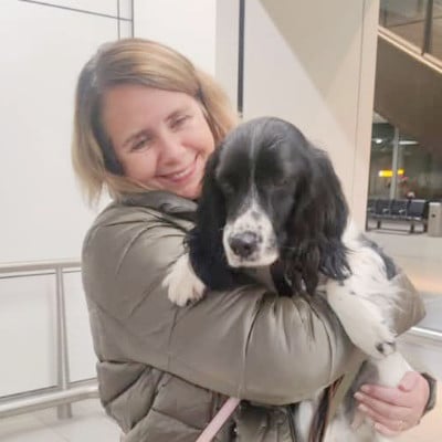 Adoptant Ciska over haar adoptiehondje Fido (nu Barrie)